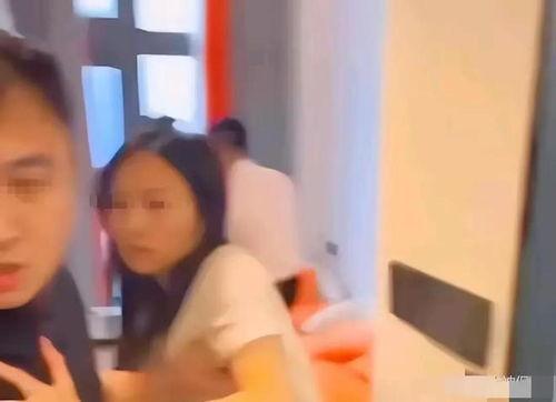 两人床上视频,揭秘两人床上私密视频背后的故事